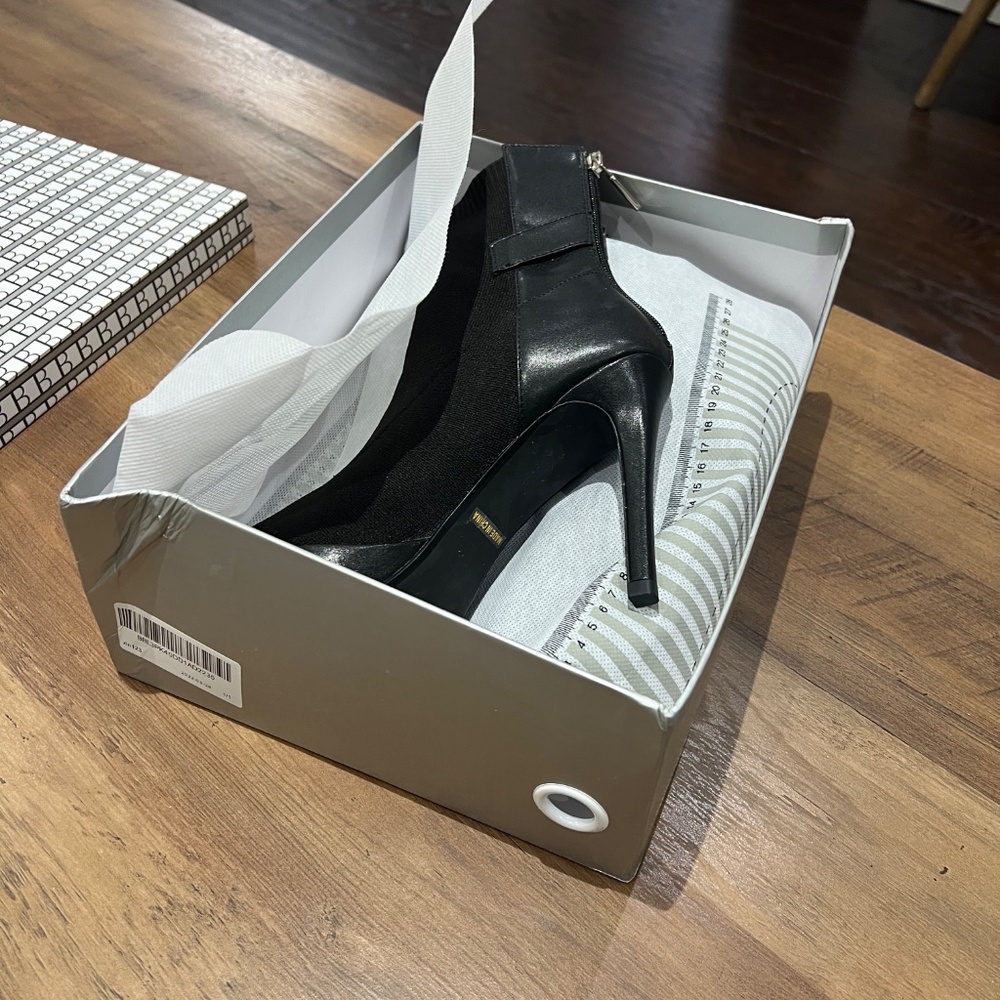 Stylish black boots- size US 6 - Picture 2 of 4